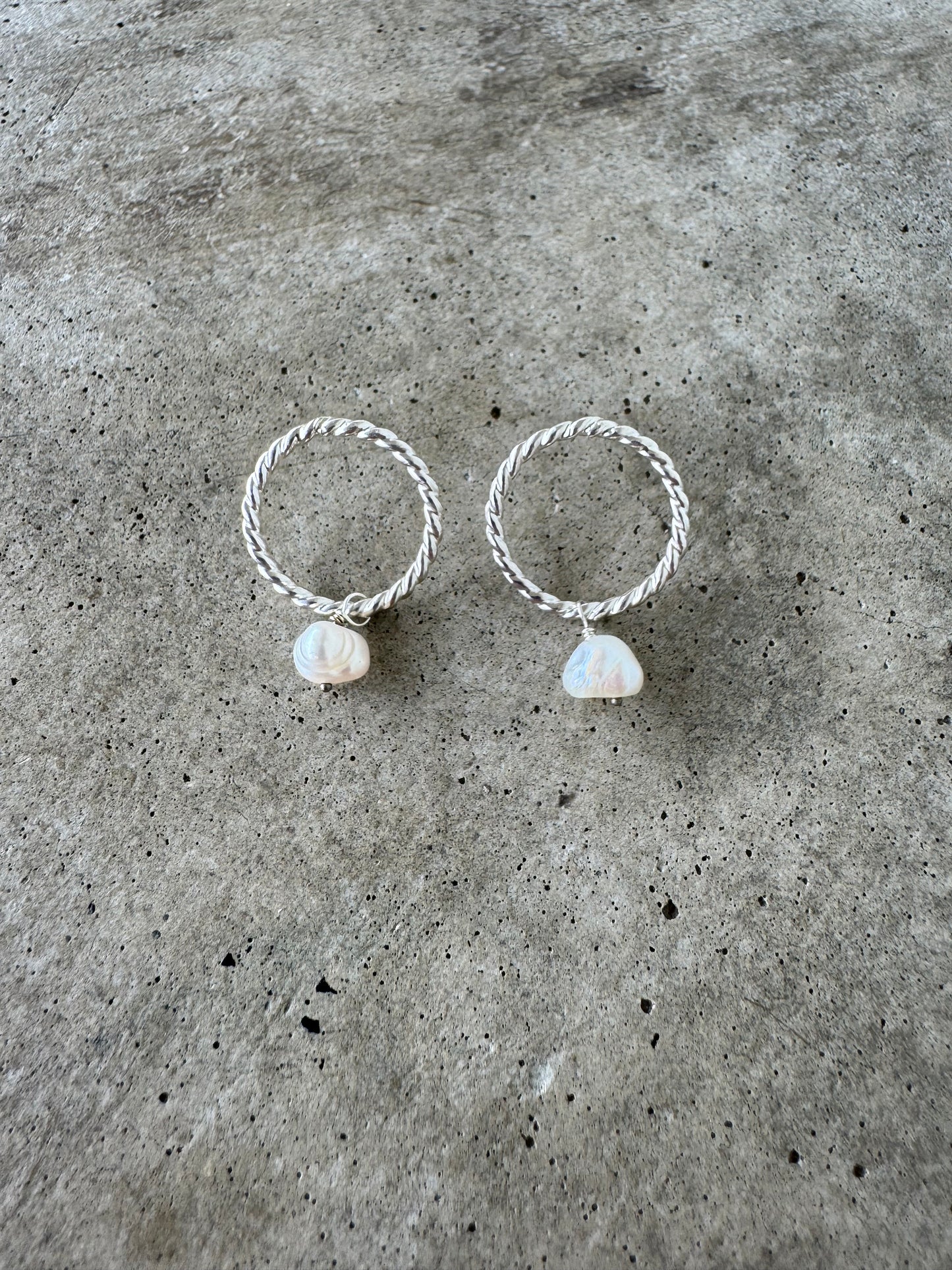 Twisted ring post w/ fresh water pearl