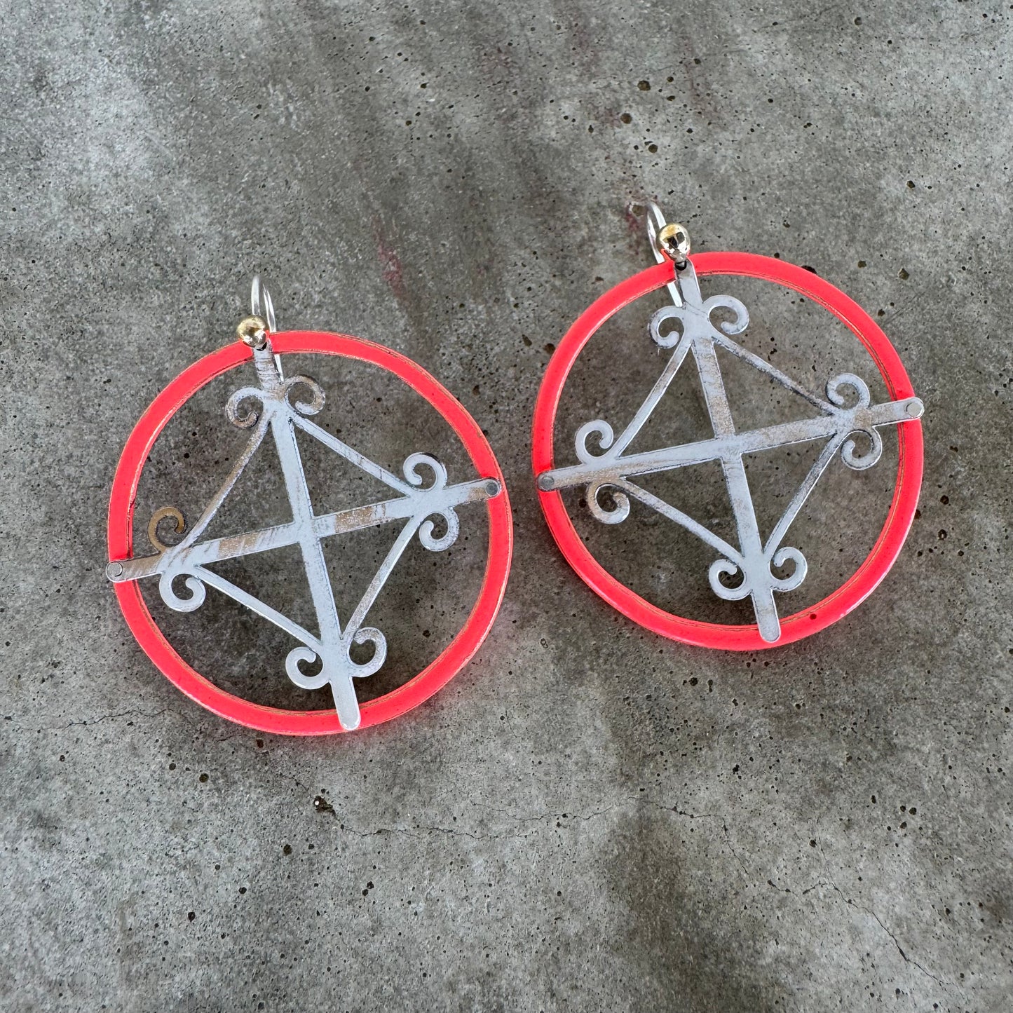 Entre rejas (between grilles) earrings