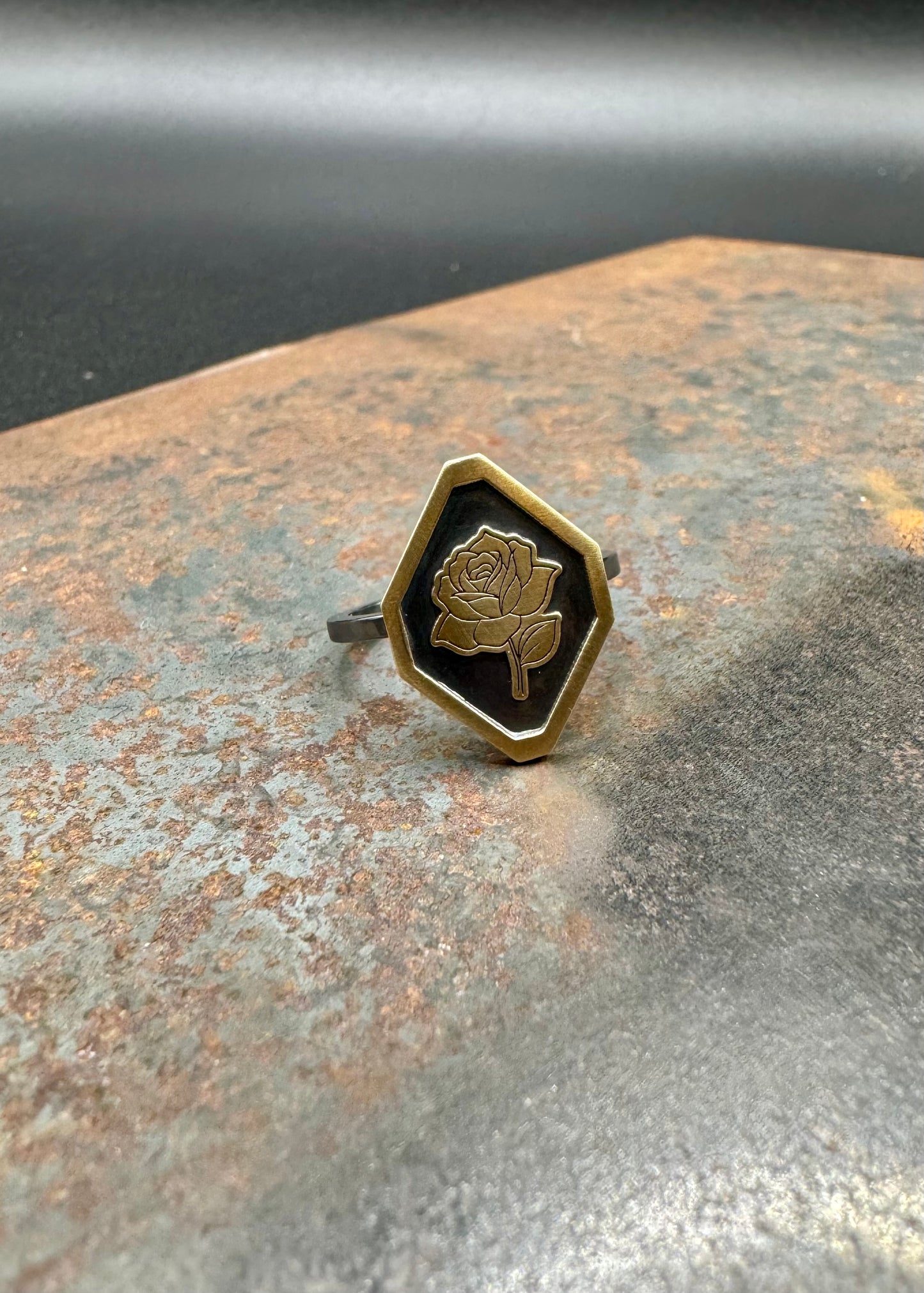 Rose kite ring
